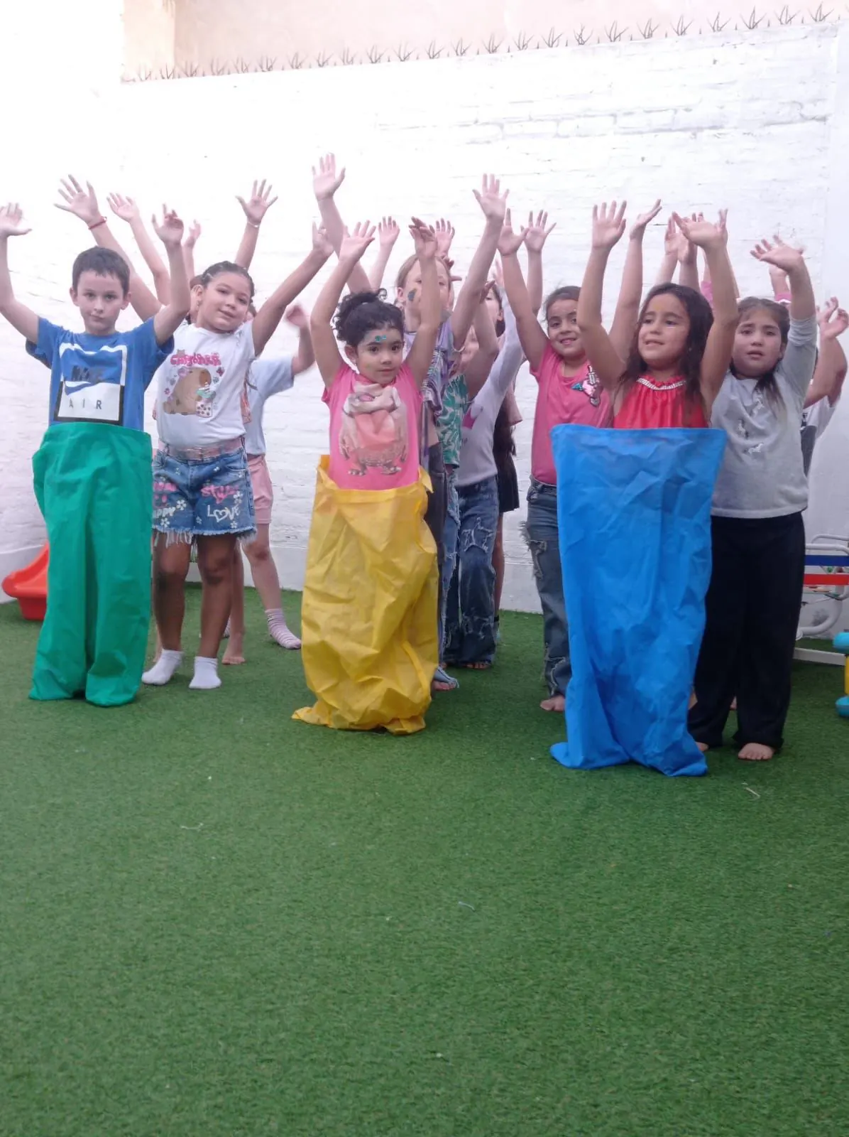 Niños disfrutando una animación de cumpleaños en Utopía Multieventos