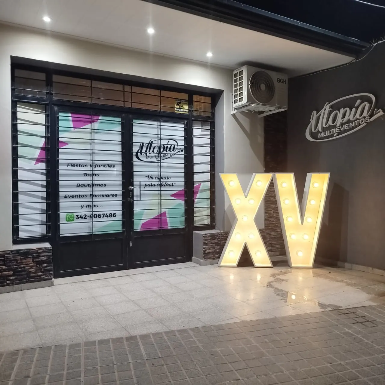 Entrada de Utopía ambientada para una fiesta de 15 años