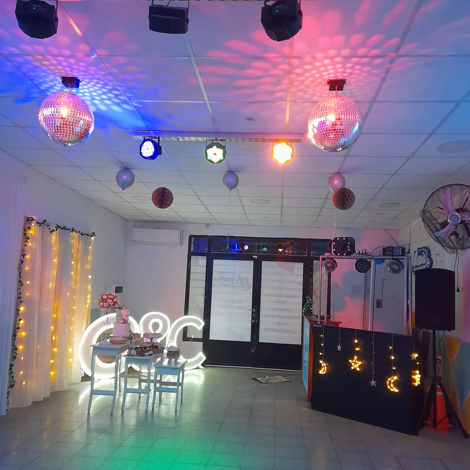 Salón Utopía ambientado con mesas e iluminación para un evento nocturno