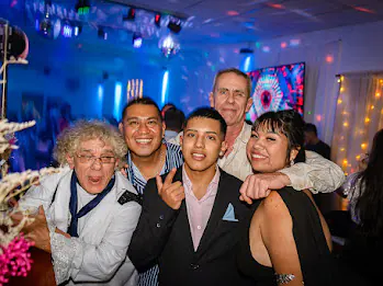 Invitados disfrutando juntos una celebración en Utopía