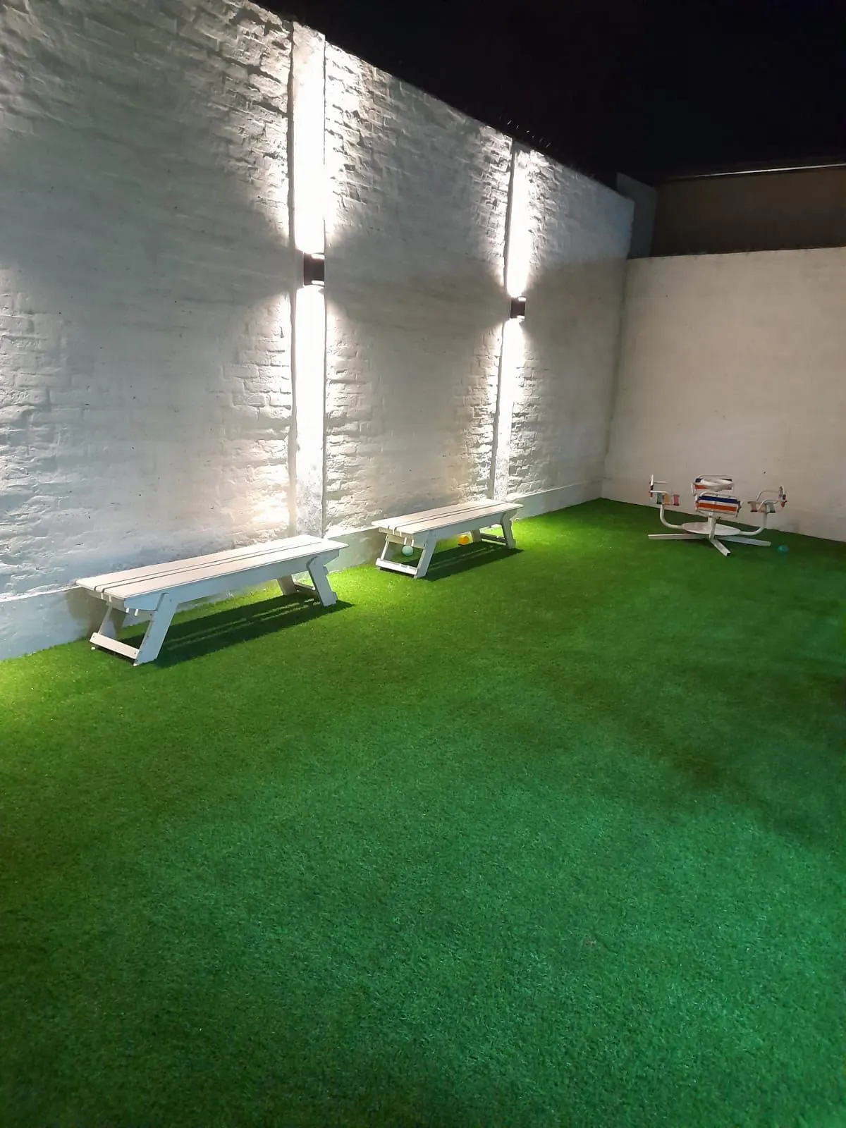 Patio con césped sintético de Utopía Multieventos