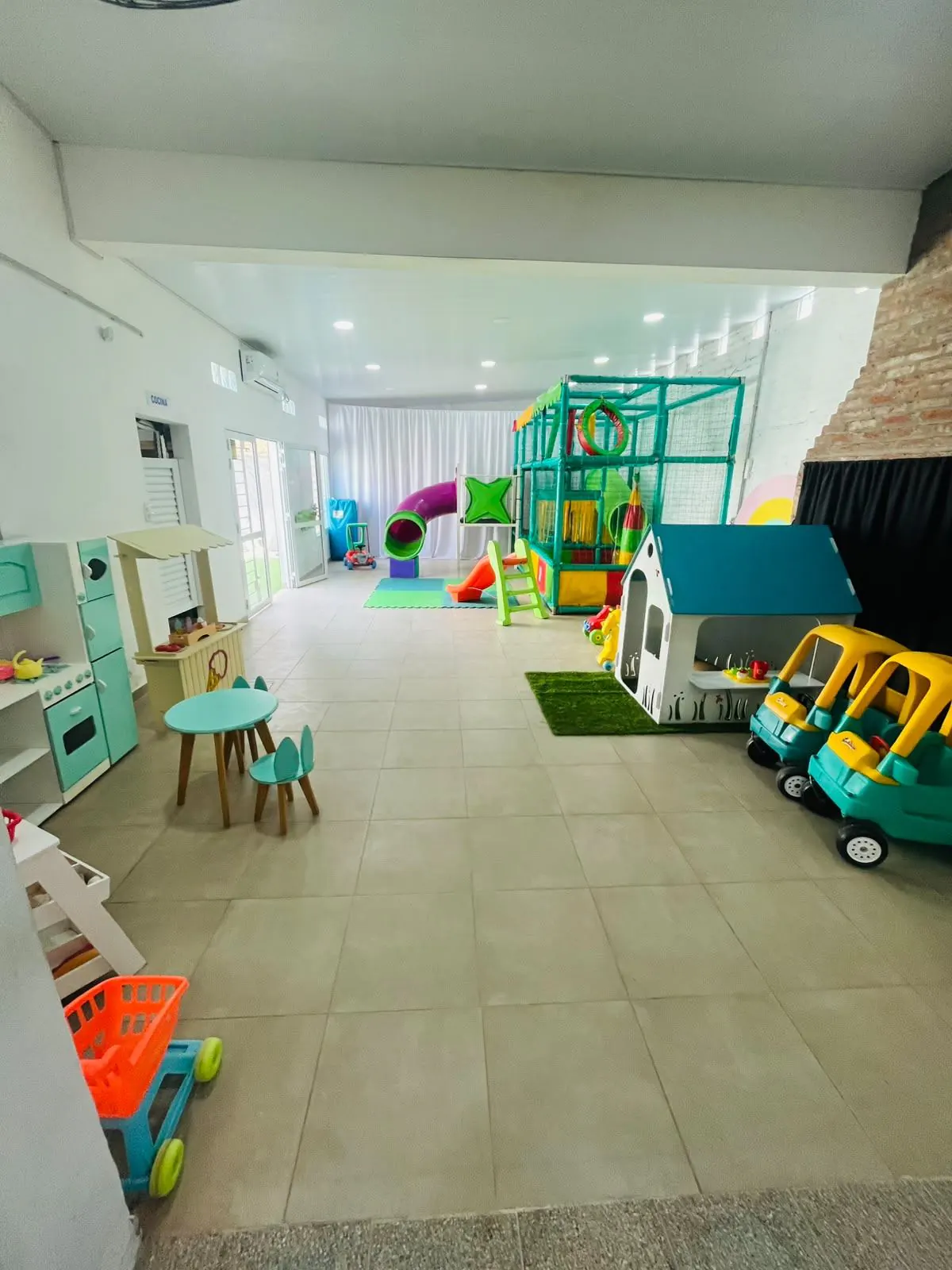 Espacio infantil con pelotero y juegos de rol en Utopía